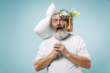 Yorgun bir adam çok fazla iş sahip evde uyuyor. Yastık ve kum saati ile sıkılmış iş adamı