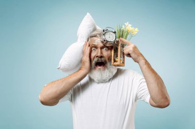 Yorgun bir adam çok fazla iş sahip evde uyuyor. Yastık ve kum saati ile sıkılmış iş adamı