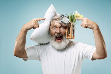 Yorgun bir adam çok fazla iş sahip evde uyuyor. Yastık ve kum saati ile sıkılmış iş adamı