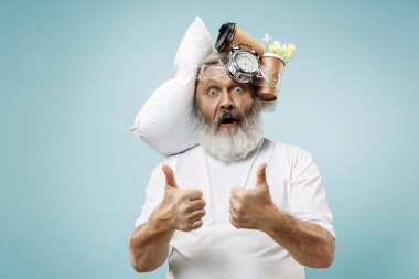 Yorgun bir adam çok fazla iş sahip evde uyuyor. Yastık ve kum saati ile sıkılmış iş adamı