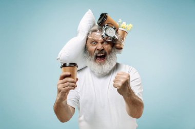 Yorgun bir adam çok fazla iş sahip evde uyuyor. Yastık ve kum saati ile sıkılmış iş adamı