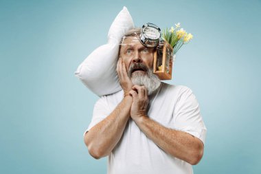 Yorgun bir adam çok fazla iş sahip evde uyuyor. Yastık ve kum saati ile sıkılmış iş adamı