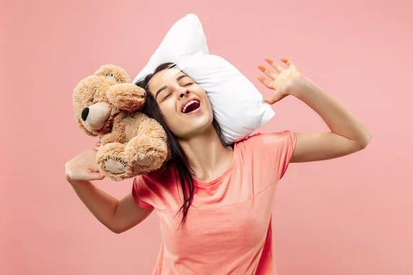 Κουρασμένος γυναίκα ύπνο στο σπίτι έχοντας πάρα πολλή δουλειά. Βαρεθεί businesslady με μαξιλάρι και παιχνίδι αρκούδα — Φωτογραφία Αρχείου