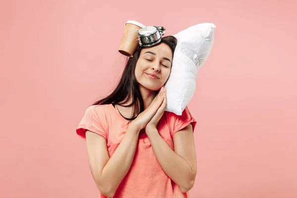 Trött kvinna sover hemma att ha för mycket arbete. Uttråkad businesslady med kudde och kaffe — Stockfoto