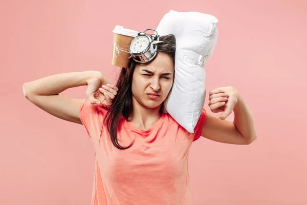 Mujer cansada en casa con demasiado trabajo. Aburrida empresaria con almohada y café — Foto de Stock