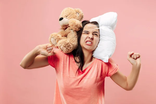 Müde Frau, die zu Hause schläft und zu viel Arbeit hat. gelangweilte Geschäftsfrau mit Kissen und Spielzeugbär — Stockfoto