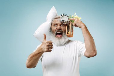 Yorgun bir adam çok fazla iş sahip evde uyuyor. Yastık ve kum saati ile sıkılmış iş adamı