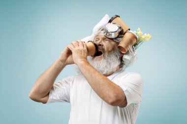 Yorgun bir adam çok fazla iş sahip evde uyuyor. Yastık ve kum saati ile sıkılmış iş adamı