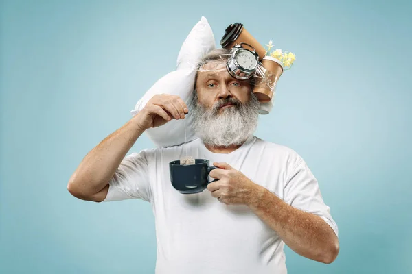 Homem cansado dormindo em casa tendo muito trabalho. Empresário entediado com travesseiro e ampulheta — Fotografia de Stock