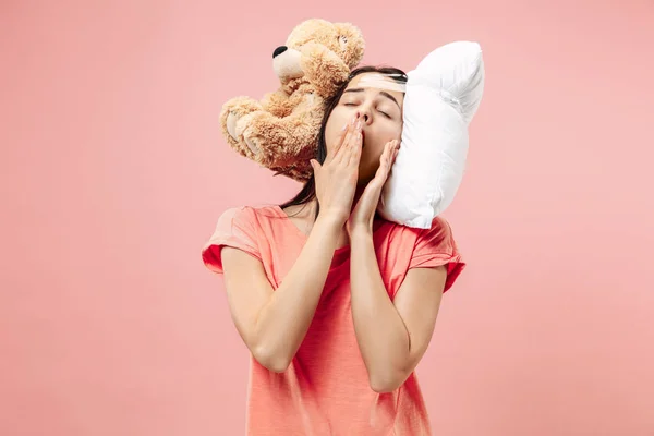 Trött kvinna sover hemma att ha för mycket arbete. Uttråkad businesslady med kudde och leksak Björn — Stockfoto