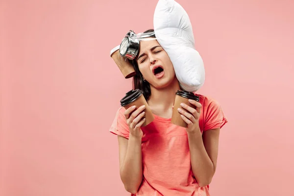 Trött kvinna hemma att ha för mycket arbete. Uttråkad businesslady med kudde och kaffe — Stockfoto