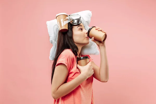 Müde Frau zu Hause, die zu viel Arbeit hat. gelangweilte Geschäftsfrau mit Kissen und Kaffee — Stockfoto