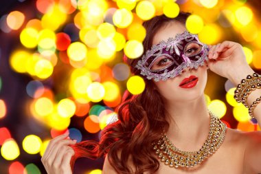 Partide Venedik maskeli balo karnaval maskesi giyen güzellik modeli kadın