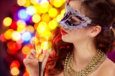 Partide Venedik maskeli balo karnaval maskesi giyen güzellik modeli kadın
