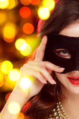 Partide Venedik maskeli balo karnaval maskesi giyen güzellik modeli kadın