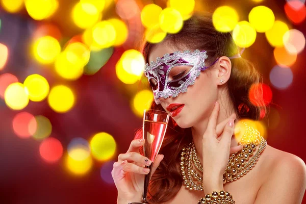 Schönheitsmodel Frau trägt venezianische Maskerade Karnevalsmaske auf Party — Stockfoto