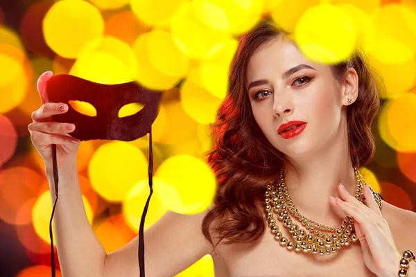 Schönheitsmodel Frau trägt venezianische Maskerade Karnevalsmaske auf Party — Stockfoto