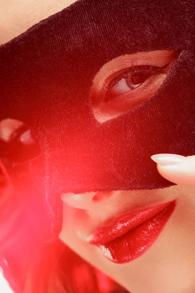 โมเดลความงาม ผู้หญิงสวมหน้ากากเวเนเชียน หน้ากากคาร์นิวัลที่ปาร์ตี้ — ภาพถ่ายสต็อก