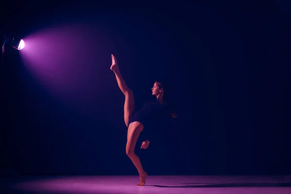 Jovem dançarina de balé feminino em luzes de néon estúdio fundo . — Fotografia de Stock