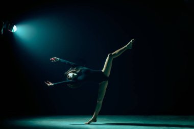 Genç kadın balet neon ışıkları studio arka plan üzerinde.