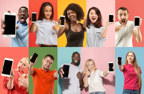 A kollázs, üres képernyő-ból mozgatható telefon bemutatás meglepett, mosolygó, boldog, meglepett emberekről — Stock Fotó