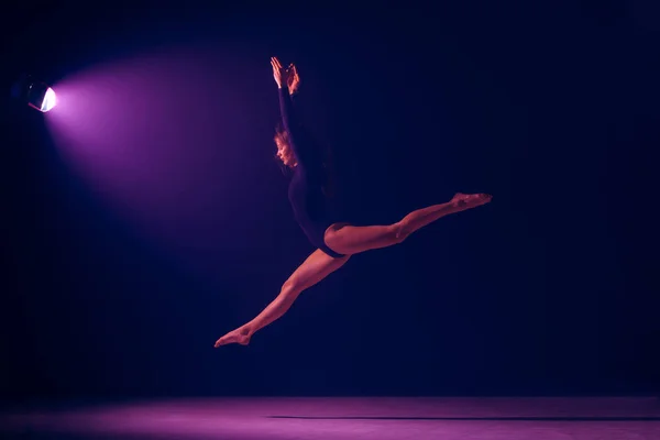 Jovem dançarina de balé feminino em luzes de néon estúdio fundo . — Fotografia de Stock