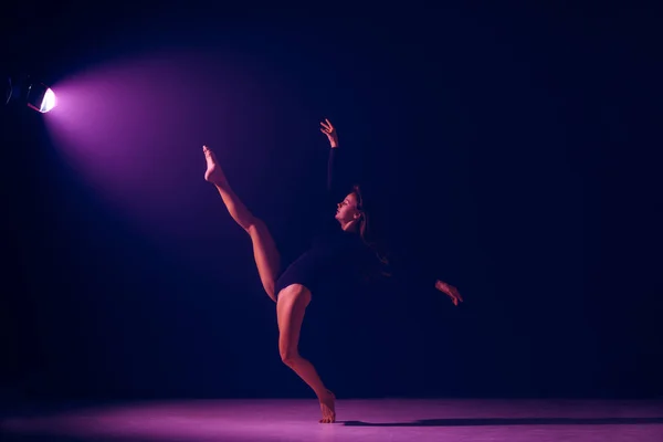 Joven bailarina de ballet sobre fondo de estudio de luces de neón . — Foto de Stock