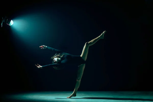 年轻的女性芭蕾舞蹈家在霓虹灯演播室背景. — 图库照片