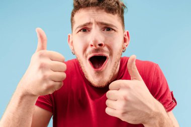 Kazanan başarı adam mutlu kendinden geçmiş bir kazanan olmak kutluyor. Dinamik enerjik görüntü erkek modeli