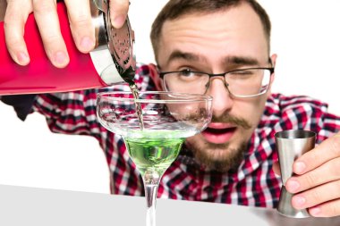 Uzman barmen stüdyoda kokteyl yapıyor