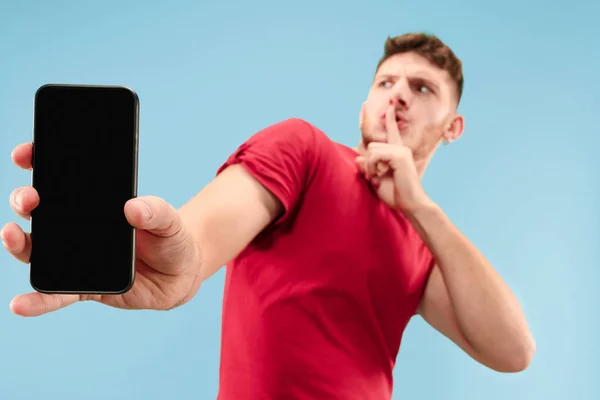 Retrato do homem assustado com telefone em azul — Fotografia de Stock