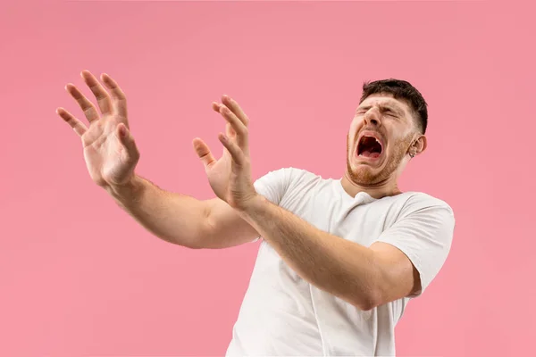 Retrato do homem assustado em rosa — Fotografia de Stock