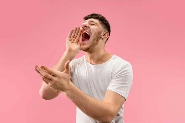 Isolado em rosa jovem casual homem gritando no estúdio — Fotografia de Stock