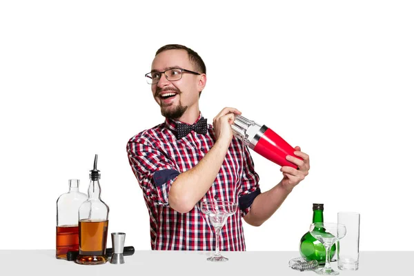 Barmann macht Cocktail im Studio — Stockfoto