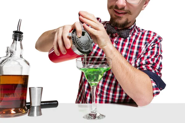 Experto barman está haciendo cóctel en el estudio — Foto de Stock