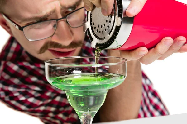 Experto barman está haciendo cóctel en el estudio — Foto de Stock