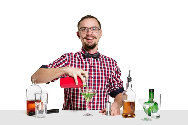 Barmann macht Cocktail im Studio — Stockfoto