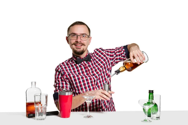 Barmann macht Cocktail im Studio — Stockfoto