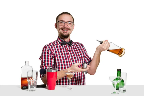 Barmann macht Cocktail im Studio — Stockfoto