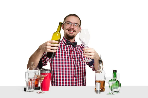 Esperto barman sta facendo cocktail in studio — Foto Stock