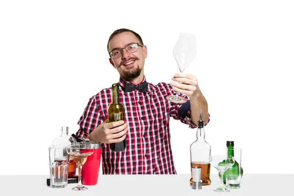 Experto barman está haciendo cóctel en el estudio — Foto de Stock