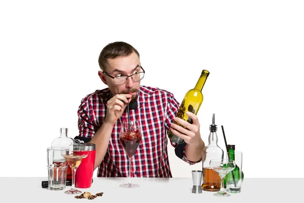 Experto barman está haciendo cóctel en el estudio — Foto de Stock