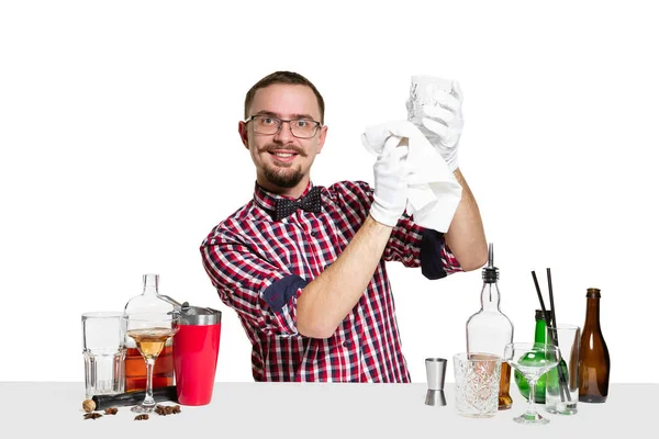 Experto barman está haciendo cóctel en el estudio — Foto de Stock