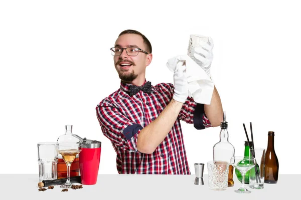 Experto barman está haciendo cóctel en el estudio — Foto de Stock