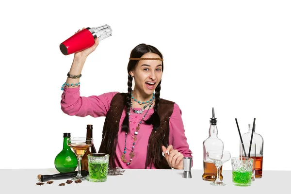 Barfrau macht Cocktail im Studio — Stockfoto