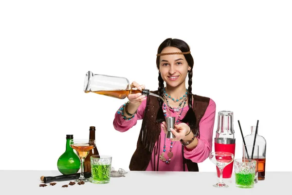 Experta Barman Femenina Está Haciendo Cóctel Estudio Aislado Sobre Fondo — Foto de Stock