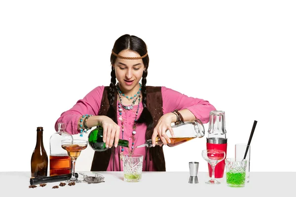 Barfrau macht Cocktail im Studio — Stockfoto