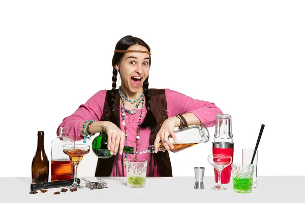 Experta Barman Femenina Está Haciendo Cóctel Estudio Aislado Sobre Fondo — Foto de Stock
