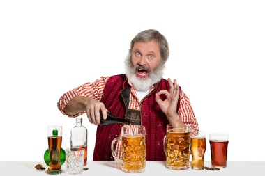 Stüdyoda bira ile uzman barmen