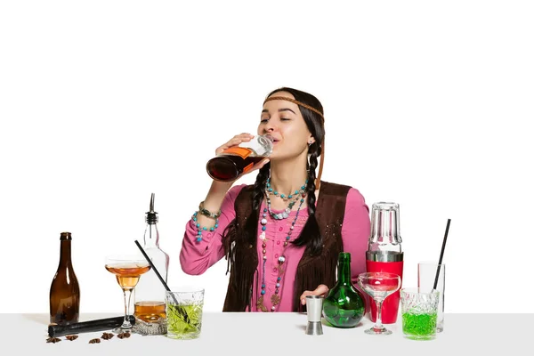 Experta barman femenina está haciendo cóctel en el estudio — Foto de Stock